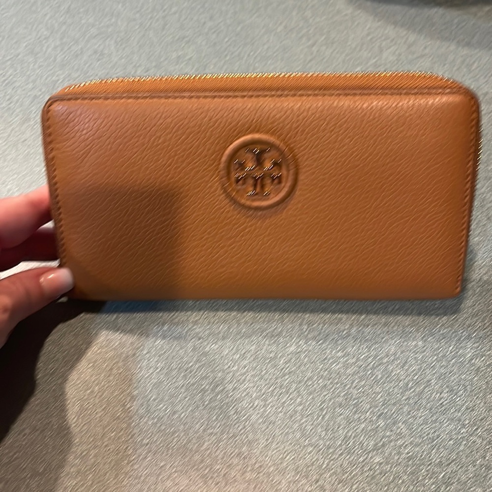 Tory Burch tan zip wallet